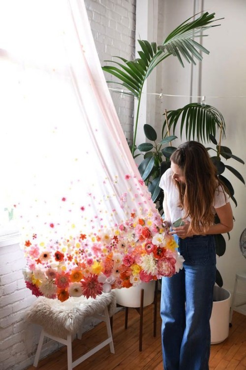 45 frische und leichte Ideen zum Frühlingsdeko selber machen vorhang mit kunstblumen verschönern