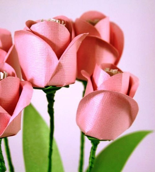 80 frische frühlingshafte Ideen zum Tulpen basteln bastelpapier blumen rosarot süß