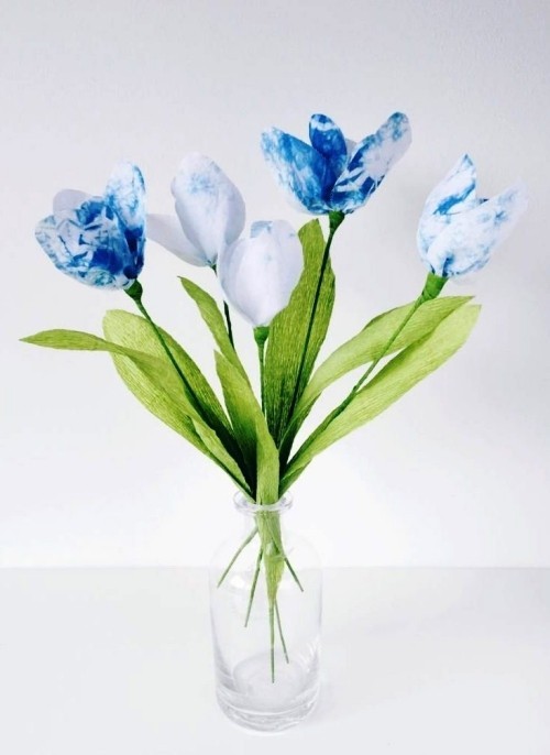 80 frische frühlingshafte Ideen zum Tulpen basteln blau weiße realistische tulpen aus krepppapier