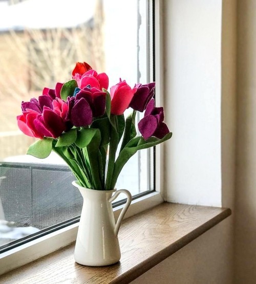 80 frische frühlingshafte Ideen zum Tulpen basteln blumen aus filz bunt am fenster