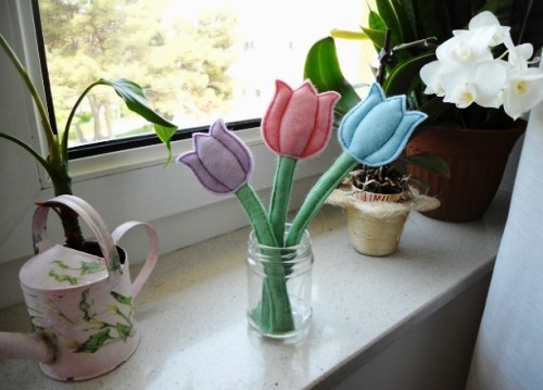 80 frische frühlingshafte Ideen zum Tulpen basteln filz tulpen bunt in einmachglas fenster