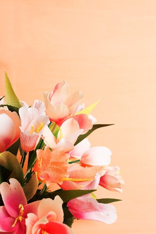 80 frische frühlingshafte Ideen zum Tulpen basteln krepppapier blumen strauß naturnah
