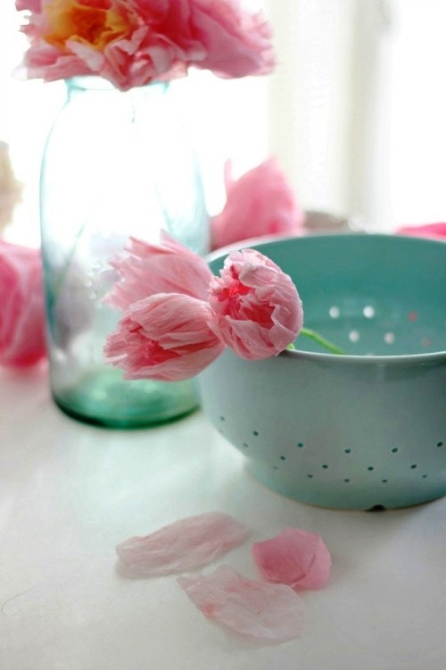 80 frische frühlingshafte Ideen zum Tulpen basteln krepppapier rosarote tulpen in schüssel