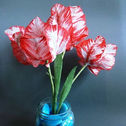 80 frische frühlingshafte Ideen zum Tulpen basteln realistische rote tulpen aus krepppapier