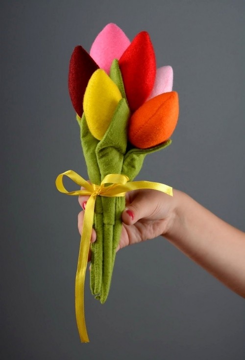 80 frische frühlingshafte Ideen zum Tulpen basteln strauß aus stoff blumen bunt süß