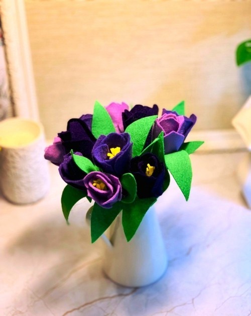 80 frische frühlingshafte Ideen zum Tulpen basteln tulpen strauß aus lila blumen im krug