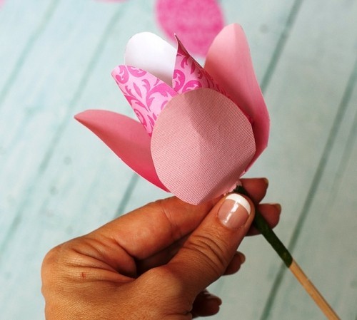 80 frische frühlingshafte Ideen zum Tulpen basteln und dekorieren die zweite blüte um die erste wickeln