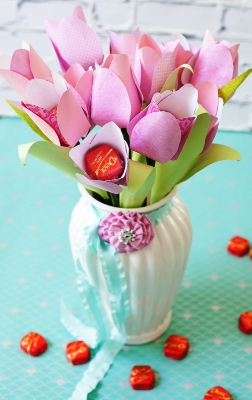 80 frische frühlingshafte Ideen zum Tulpen basteln und dekorieren mögliche präsentation der pralinen tulpen