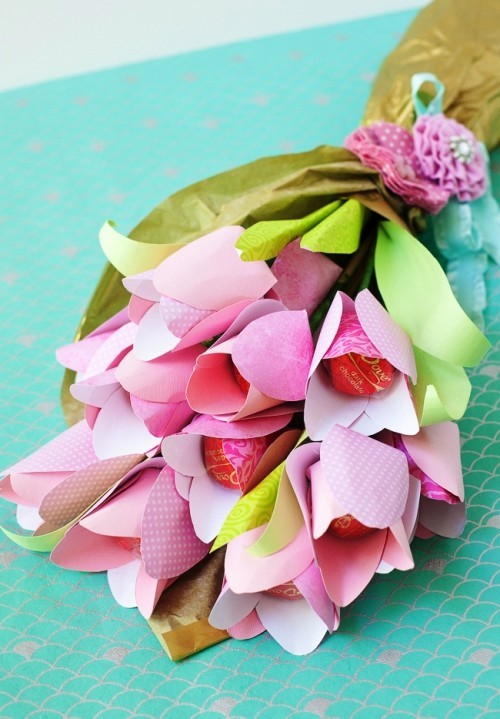 80 frische frühlingshafte Ideen zum Tulpen basteln und dekorieren strauß aus tulpen mit pralinen