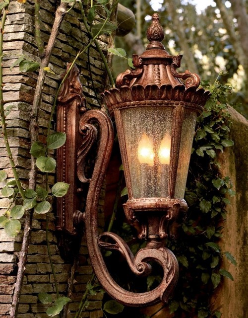 95 rostige Gartendeko Ideen für ein bezauberndes Vintage Exterieur alte laterne auf steinwand mit lampe