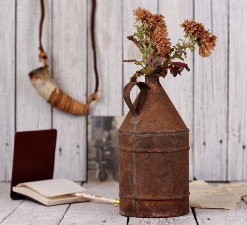 95 rostige Gartendeko Ideen für ein bezauberndes Vintage Exterieur alte wasserkanne mit trocknen blumen vase