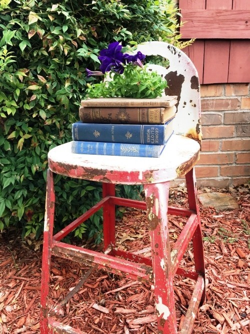 95 rostige Gartendeko Ideen für ein bezauberndes Vintage Exterieur alter hocker stühl metall rot weiß bücher als topf