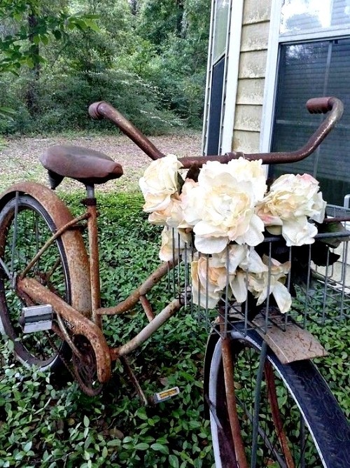 95 rostige Gartendeko Ideen für ein bezauberndes Vintage Exterieur altes rostiges fahrrad mit blumen im korb
