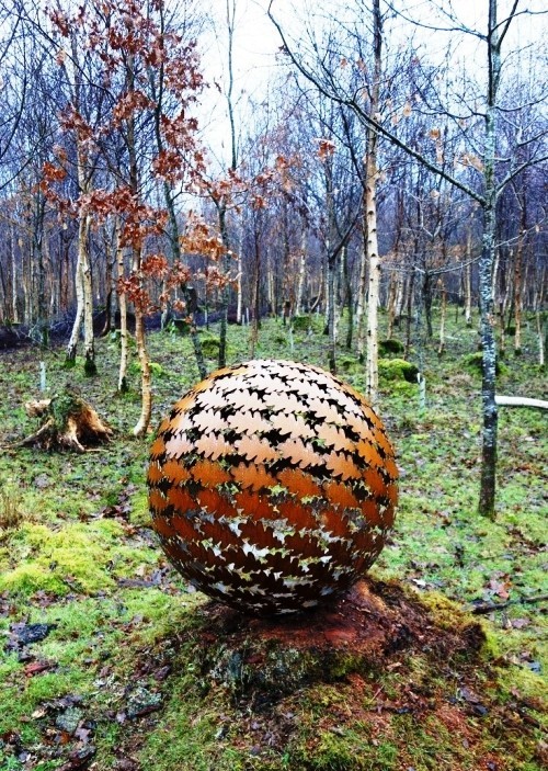 95 rostige Gartendeko Ideen für ein bezauberndes Vintage Exterieur ball aus metall eichenblätter skulptur