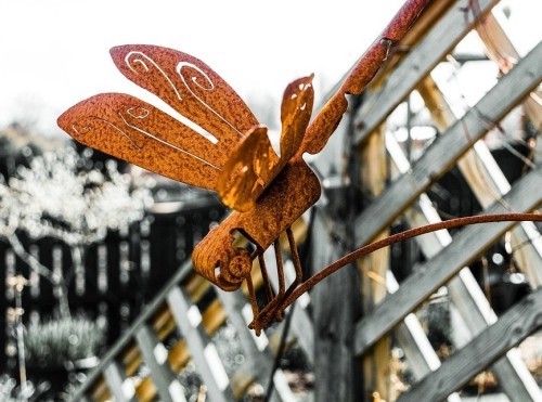 95 rostige Gartendeko Ideen für ein bezauberndes Vintage Exterieur biene insekt aus rostiges metall