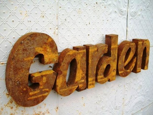 95 rostige Gartendeko Ideen für ein bezauberndes Vintage Exterieur garden garten buchstaben wanddeko