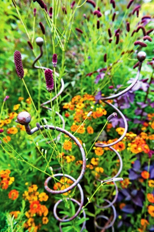 95 rostige Gartendeko Ideen für ein bezauberndes Vintage Exterieur gartenstecker spiralen wuchshilfe