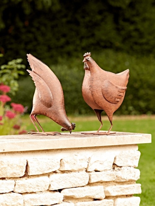 95 rostige Gartendeko Ideen für ein bezauberndes Vintage Exterieur hühner aus metall postionieren