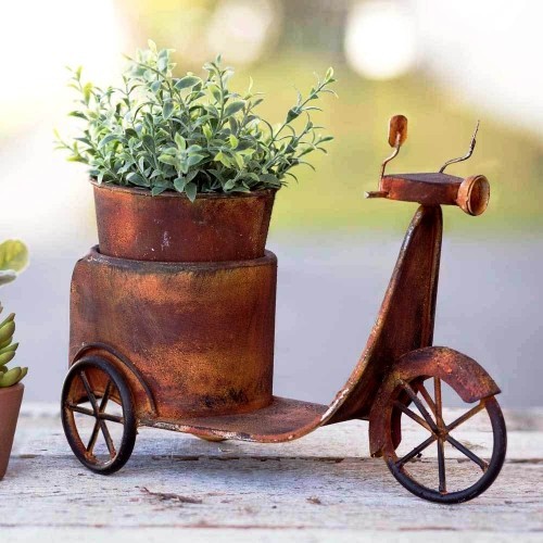 95 rostige Gartendeko Ideen für ein bezauberndes Vintage Exterieur kleiner scooter wagen für kräuter topf
