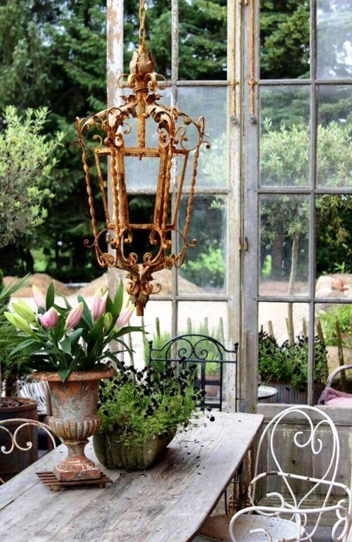 95 rostige Gartendeko Ideen für ein bezauberndes Vintage Exterieur lüster vintage im hinterhof über tisch