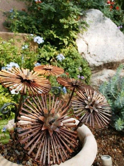 95 rostige Gartendeko Ideen für ein bezauberndes Vintage Exterieur metall blumen im topf statt echte