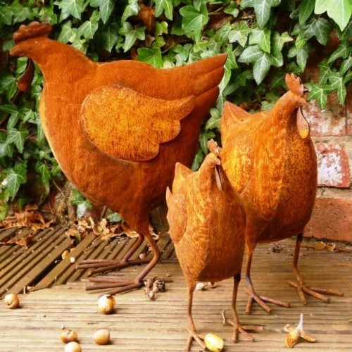 95 rostige Gartendeko Ideen für ein bezauberndes Vintage Exterieur niedliche orangene hühner gartenstecker