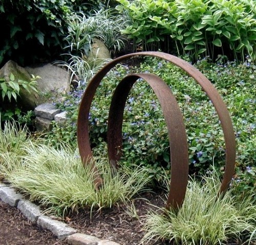 95 rostige Gartendeko Ideen für ein bezauberndes Vintage Exterieur metall ringe inmitten im garten