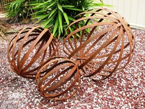 95 rostige Gartendeko Ideen für ein bezauberndes Vintage Exterieur rostige bälle aus metall streifen