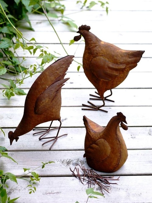 95 rostige Gartendeko Ideen für ein bezauberndes Vintage Exterieur rostige hühner braun gartenstecker