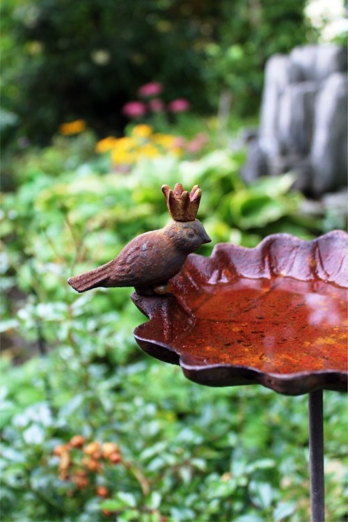 95 rostige Gartendeko Ideen für ein bezauberndes Vintage Exterieur vogel trinkstation rostig braun