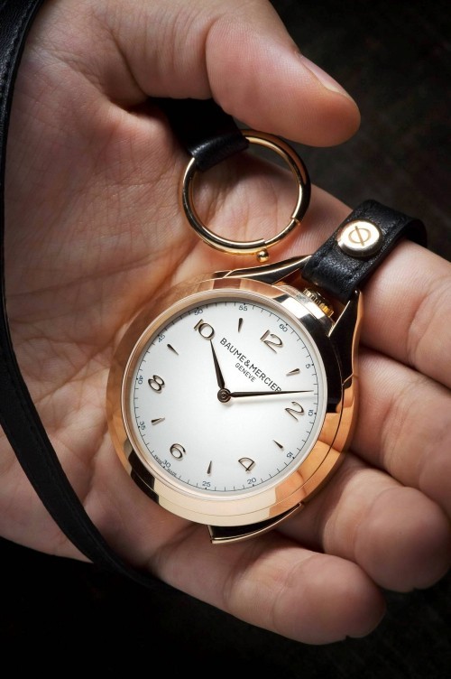 Alte Taschenuhren erleben eine modernisierende Wiedergeburt minimal vintage gold mit leder kette