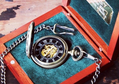 Alte Taschenuhren erleben eine modernisierende Wiedergeburt steampunk modern in spezieller box