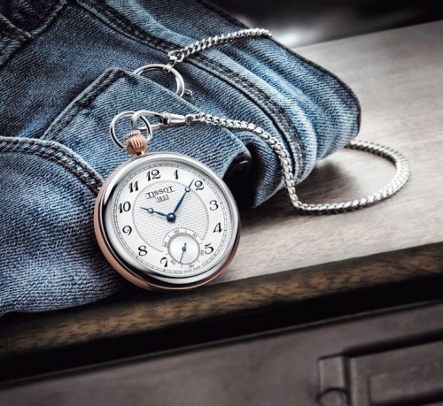 Alte Taschenuhren erleben eine modernisierende Wiedergeburt vintage uhr in hosentasche