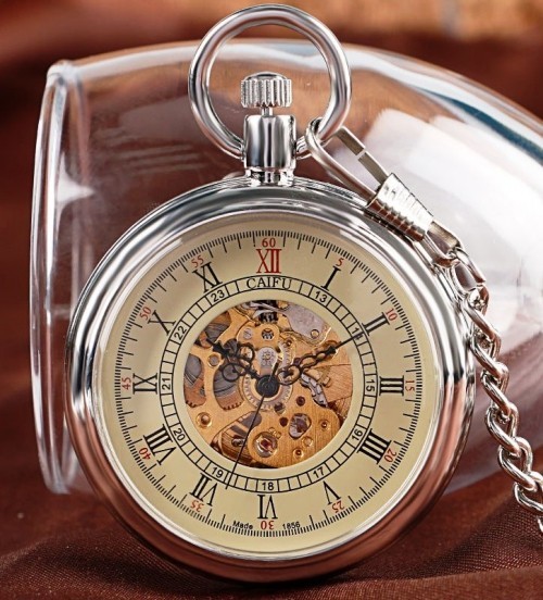 Alte Taschenuhren erleben eine modernisierende Wiedergeburt vintage uhr ohne decke mit blick ins mechanismus