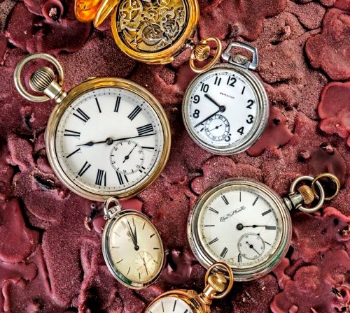 Alte Taschenuhren erleben eine modernisierende Wiedergeburt vintage uhren auf geschmolzenem wachs