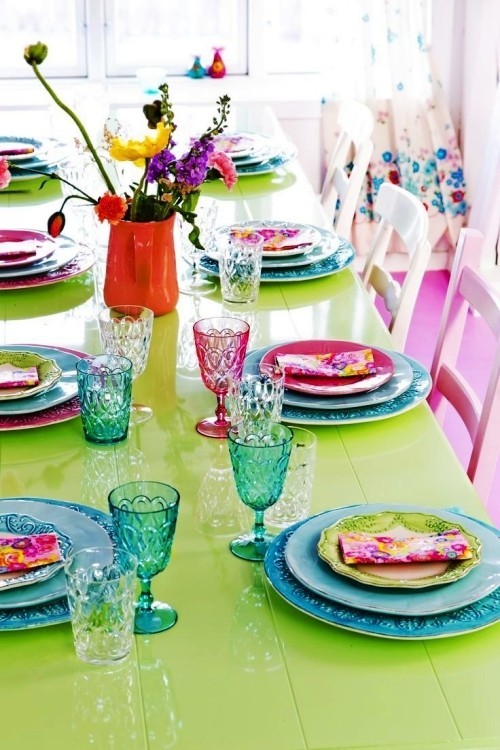 Buntes Geschirr bringt sommerliche Freude und Stimmung auf den Tisch bunt und hübsch auf grünem tisch
