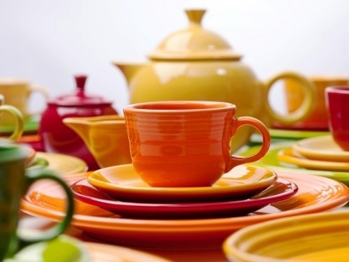 Buntes Geschirr bringt sommerliche Freude und Stimmung auf den Tisch bunt und schön in warmen farben
