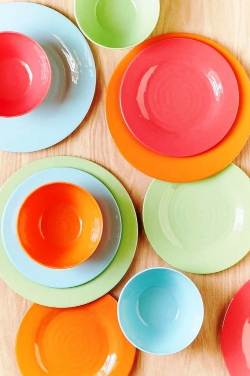 Buntes Geschirr bringt sommerliche Freude und Stimmung auf den Tisch bunte teller und schüsseln warme farben