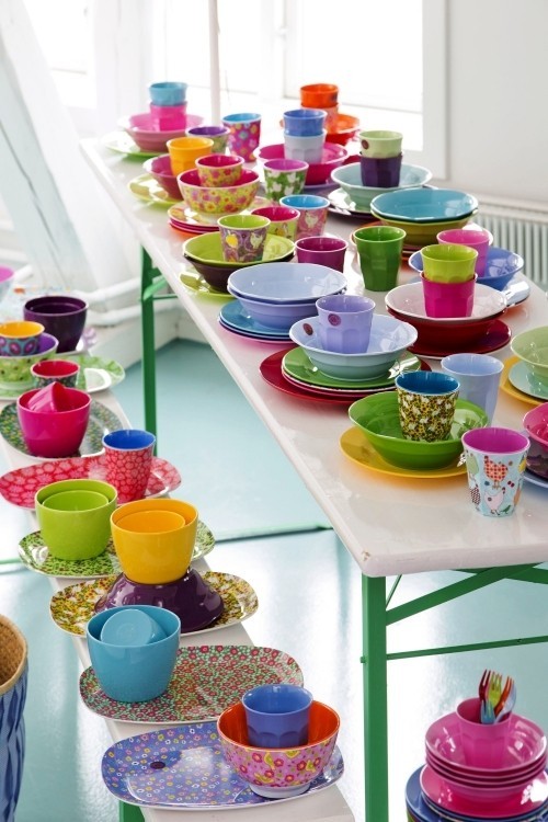 Buntes Geschirr bringt sommerliche Freude und Stimmung auf den Tisch farben kombinieren und experimentieren