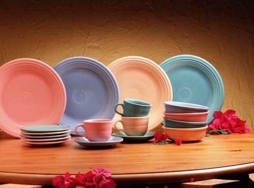 Buntes Geschirr bringt sommerliche Freude und Stimmung auf den Tisch pastellfarben neutral und hüsch
