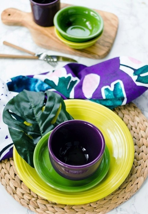 Buntes Geschirr bringt sommerliche Freude und Stimmung auf den Tisch servietten zu tassen lila grün und gelb