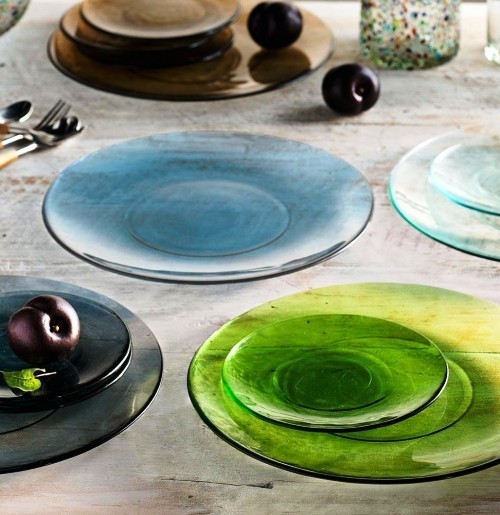 Buntes Geschirr bringt sommerliche Freude und Stimmung buntglas grün blau braun