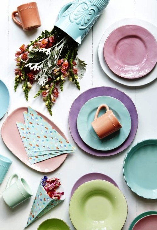 Buntes Geschirr bringt sommerliche Freude und Stimmung pastellfarben set aus verschiedenen tellern und tassen