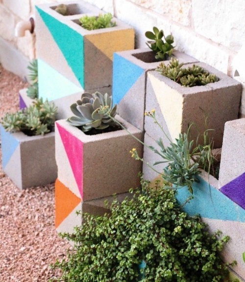 Einen wunderschönen Garten gestalten mit wenig Geld bunte betonsteine vertikaler garten kreativ