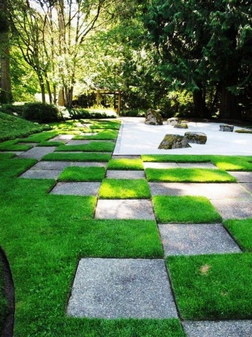 Einen wunderschönen Garten gestalten mit wenig Geld schachbrett mit steinen und gras selber machen