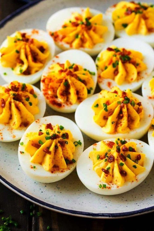 Leckere Ideen und Rezepte zum Oster Fingerfood Buffet selber machen teufelseier deviled eggs mit lauch und paprika
