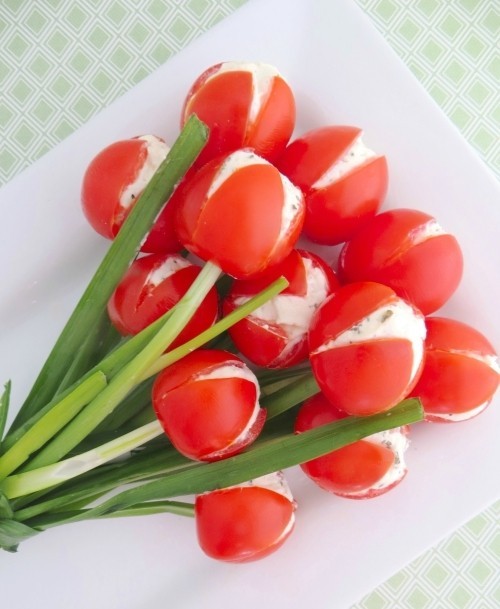 Leckere Ideen und Rezepte zum Oster Fingerfood Buffet selber machen tulpen tomaten und käse frischlauch