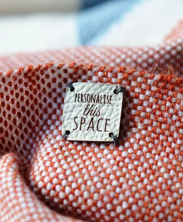 Leder Etiketten – So sieht das perfekte personalisierte Label aus wunderlabel echtleder weiß auf stoff handmade