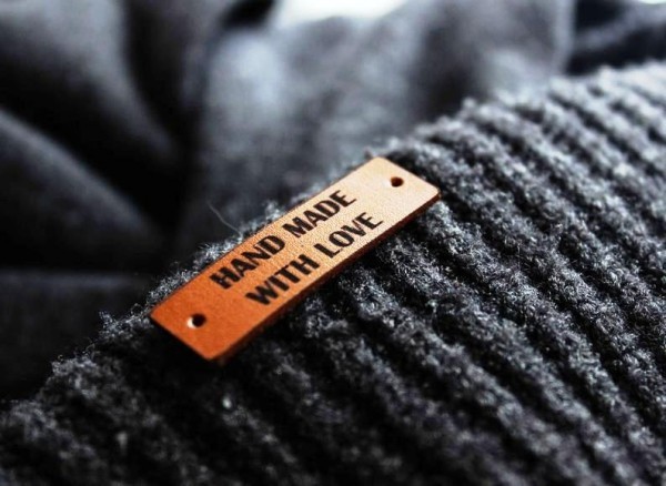 Leder Etiketten – So sieht das perfekte personalisierte Label aus wunderlabel hand made with love label braun auf wolle