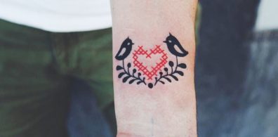 60 wunderschöne Kreuzstich Tattoos zum Inspirieren